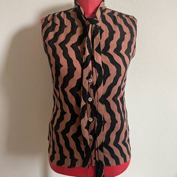 Vintage Sleeveless Button-up blouse with geometric stripes and collar tie detail - Picture 3 of 8